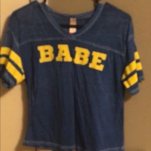 Blue T-shirt with yellow stripes on the side
